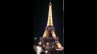 Iluminacja wieży Eiffel'a widziana z nocnego rejsu po Sekwanie