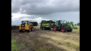 Fendt 724 Vario + Bergmann TSW 4190 S + JCB 320 S beim Kompost Streuen ( Hof Schierenbeck-Brüning)