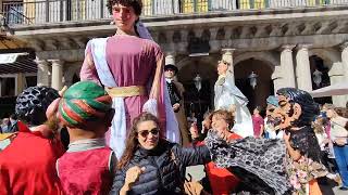 Los Gigantes y Cabezudos se pasean por la Plaza Mayor en el Día de San Frutos 2022 25/10/2022