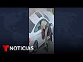 En video: un policía y otra persona rescatan a un conductor #Shorts | Noticias Telemundo