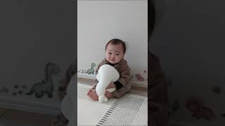 【しろたんと一緒】テレビを見ながら戯れる息子 / Our baby watches tv with his stuffed toy.