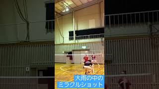 【神降臨】大雨の中、ダブルスしてたら奇跡が起きた！          #shorts #badminton#神業