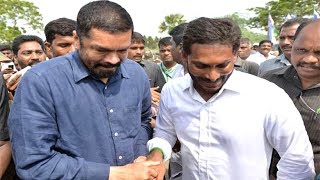 వైఎస్‌ జగన్‌ను కలుసుకున్న పోసాని