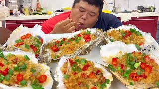 Fat Brother invited his friends to eat ”Garlic Oysters”, which were plump, tender and delicious!