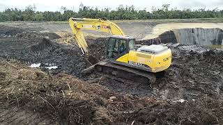 Amazing excavator SH210Lc SUMITOMO This is how to walk in muddy area