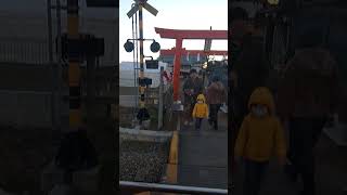 踏切んとこに鳥居がある珍しい神社