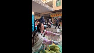 小姐姐街头卖玉米The young lady sells corn on the street