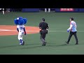 2018.09.29 始球式の宇野を押し出すドアラ