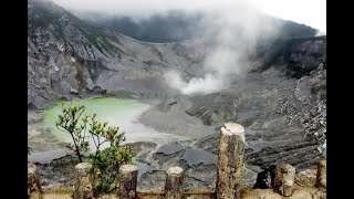 ഇപ്പോഴും പുക ഉയരുന്ന ഒരു അഗ്നിപർവതം Tangkuban Perahu Volcano, Bandung, Indonesia