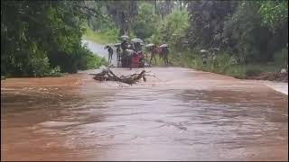 పొంగిన కొండ కాలువ.. గర్భిణిని ట్రాక్టర్‌పై వాగు దాటించిన గిరిజనులు