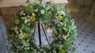 Blomster til begravelse i kirke