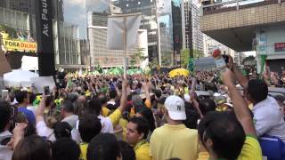 Manifestantes cantam o Hino Nacional na Av. Paulista - 16/08/15