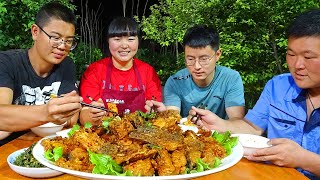 【陕北霞姐】4条鲤鱼，霞姐做“香辣大蒜烧鲤鱼”，胖弟弟一口一大块，猛香了！