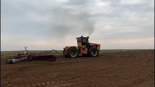 ACO 350 tractor pulling disc harrow in South Africa + pure V8 sound !!!