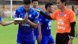 MTUTD.TV แค้มป์ทีมชาติไทยร่วมอวยพรวันเกิด นิว ฐิติพันธ์ พ่วงจันทร์
