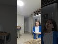 filha oferece alguma coisa pra visita com a mãe