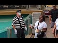 O famoso mímico Tom do SeaWorld Orlando fazendo todo mundo rir! 😂🤣 #tomthemime #seaworldmime