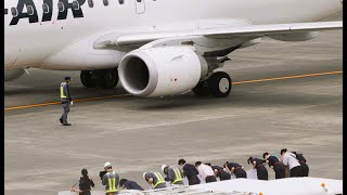 【4K】 JALスタッフさん達によるお手振りお見送り。The JAL staff at  Airport send off a “Have a nice day” gesture.