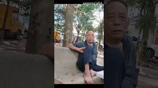 两个大爷辩论俄乌冲突，而后大打出手