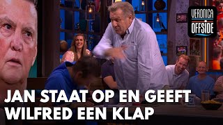 Jan staat op van tafel en geeft Wilfred een klap: 'Je moet normaal doen!' | VERONICA OFFSIDE