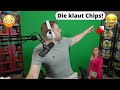 Meine Freundin klaut heimlich im Stream meine Chips😳👀😂