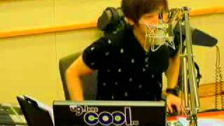 [cut] 110525 Lively Yesung bouncing to Sorry Sorry @ Kiss The Radio