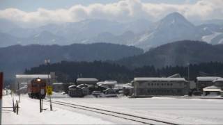 頸城大野を発車したキハ52