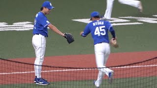 一打勝ち越しのピンチ、抜けそうな打球を捌いた龍空にグータッチを求める大野雄大（2023年3月21日）