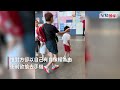 生仔要考牌｜2歲兒大角嘴遊戲室疑遭欺凌 港媽拍片被惡童家長搶手機致雙腕受傷 大角嘴｜市政大樓｜兒童遊戲室｜幼稚園｜欺凌｜港媽｜肖像權｜驗傷｜星島頭條｜港聞