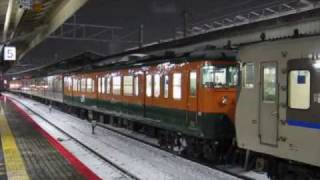 雪化粧の京都駅に停車中の113系混色編成+223系♪