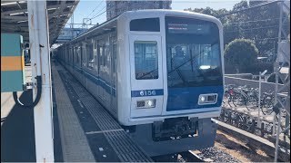 西武6050系6156編成が急行飯能として小手指駅4番線を発車するシーン（2025.1.14.10:21）