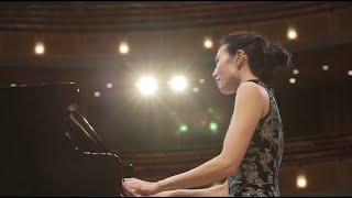 Libby Yu performs \