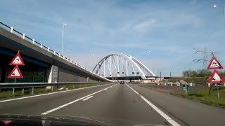 Onder de spoorbrug door!