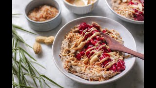 Buchweizen-Porridge mit warmen Himbeeren \u0026 Erdnussmus