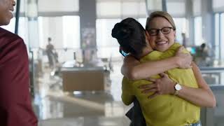 Kara and Lena are hugging for 2 minutes straight / Supercorp / All hug scenes