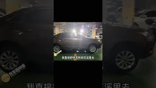 霸占車位，還拒不挪車，男子直接把車叉去扔河里，看著真解氣！