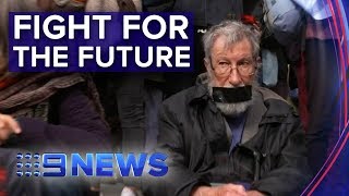Elderly man protests for climate change | Nine News Australia