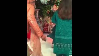 Mahira Khan dancing with this little boy during the mehndi