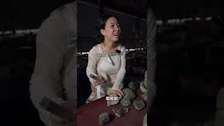 小芬面对大爷的求助，义无反顾的选择的帮忙！