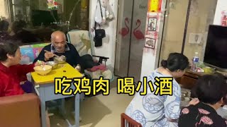 下雨天，老汉买只鸡，一家人在五十平房子喝鸡汤，温馨幸福。