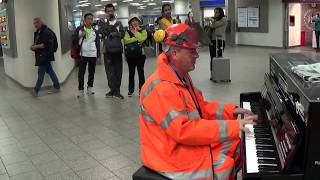 Roadman's Irresistible Piano Groove in the Station