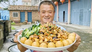 阿胖山做鮑魚鹵肉飯，弟弟連湯汁都扒光了，實在太好吃了