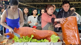 The newlywed couple decided to go back to their hometown to sell roast pork and it was very popular.