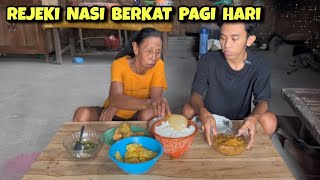 Emak Darti sarapan nasi berkat ‼️ Rejeki di pagi hari alhamdulillah