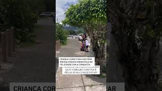 Criança corre para mostrar mochila nova e amigo pula de felicidade com a conquista #shorts