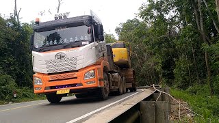 FAW JH6 transports Komatsu PC 400 excavator