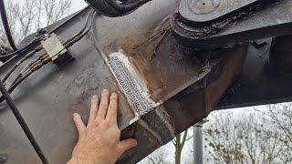 Svařování prasklého ramene na kolovém bagru VOLVO.Welding a cracked arm on a VOLVO wheeled excavator