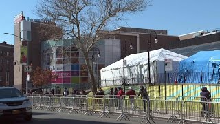 Coronavirus: people form long line for testing at NYC hospital | AFP