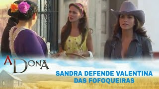 A Dona - Sandra defende Valentina das fofoqueiras e se tornam amigas