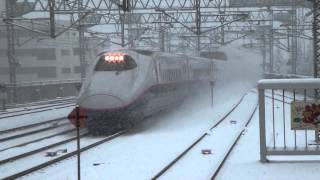 福島駅 雪をも切り裂くE2系の通過！迫力の雪煙！Shinkansen passing in the snow!